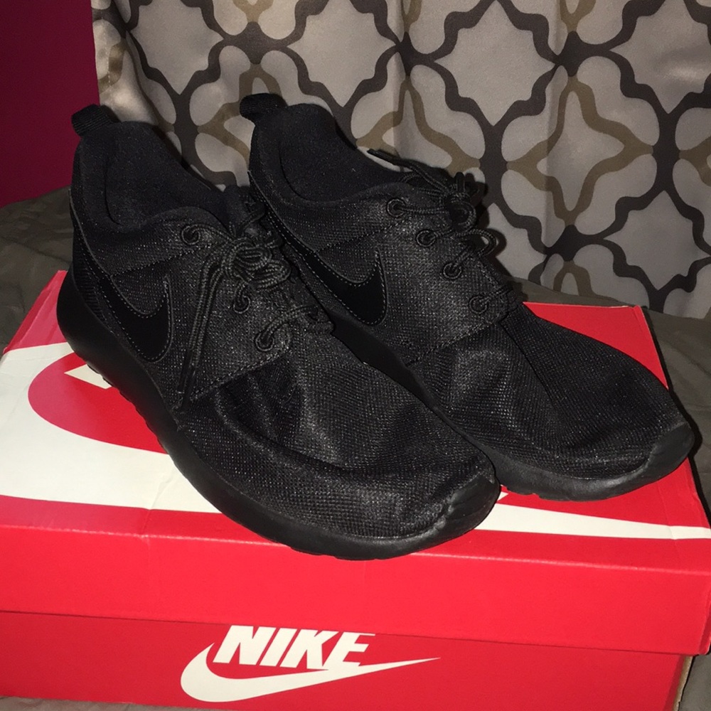 All black Roshe Ones
